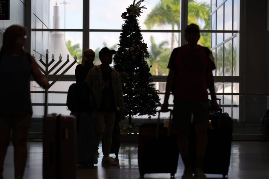 holiday-travel-is-months-away.-why-an-expert-says-you-should-book-flights-now