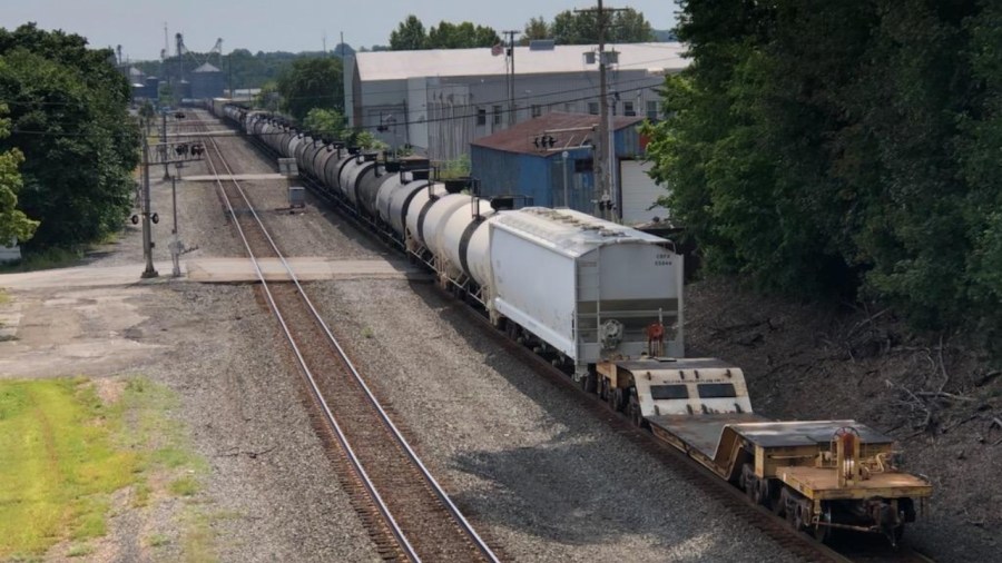 stalled-train-blocks-railroad-crossings-in-salem