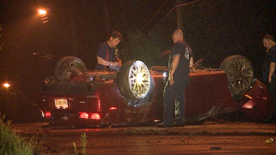 driver-hurt-after-knocking-down-pole-in-youngstown-crash