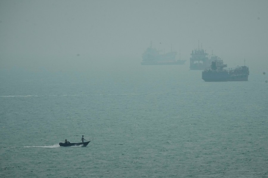 us-military-says-it-destroyed-5-more-iranian-oil-tankers-after-missile-attacks-on-navy-warship