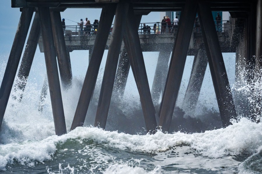 hawaii’s-western-islands-hit-by-fierce-winds-from-hurricane-lowell,-leaving-extensive-damage