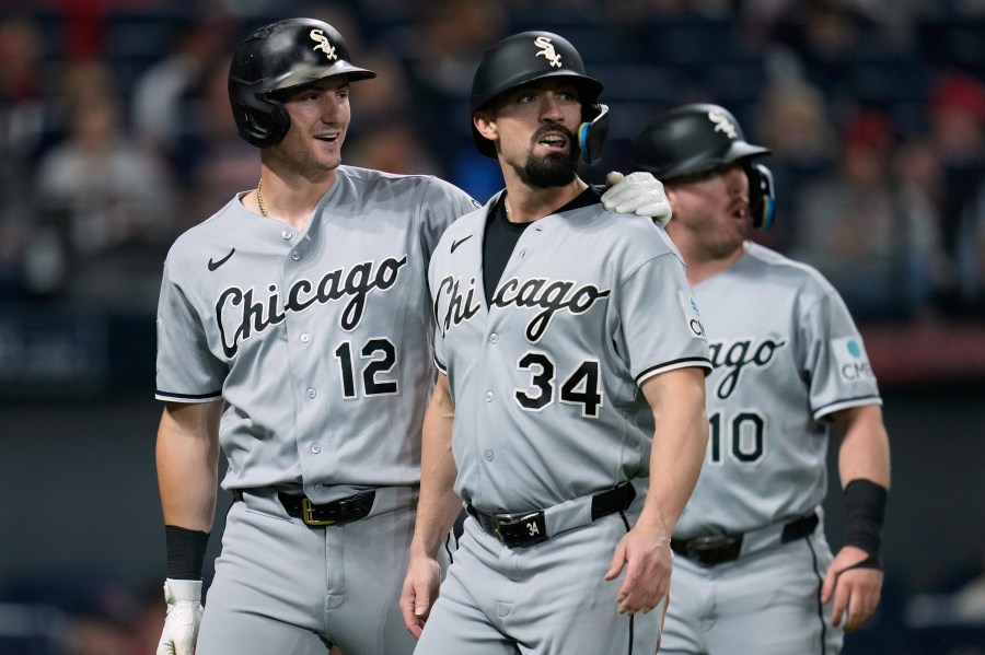 white-sox-down-guardians-7-3,-stay-atop-al-central