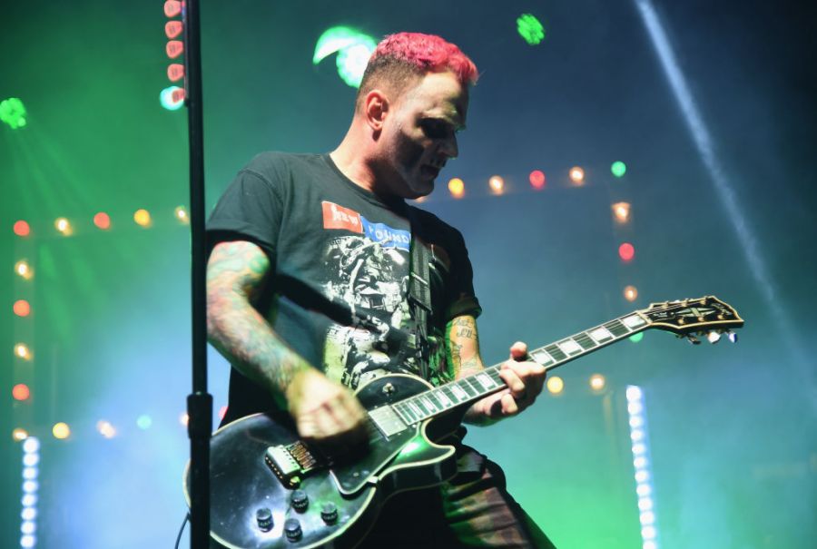 chad-gilbert,-guitarist-for-new-found-glory,-dies-at-45