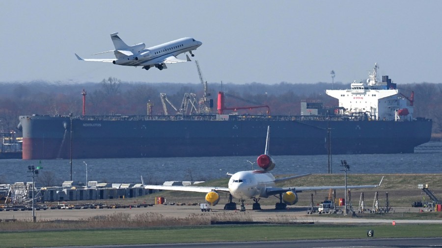 cut-fiber-line-triggers-ground-stops-at-philadelphia,-new-york-area-airports