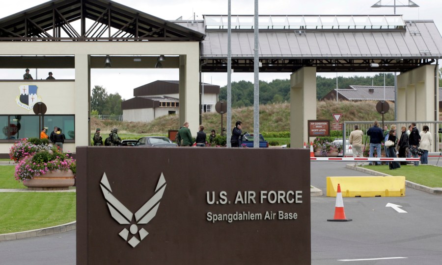 a-us-military-plane-crashes-near-a-us-air-base-in-germany,-injuring-the-pilot