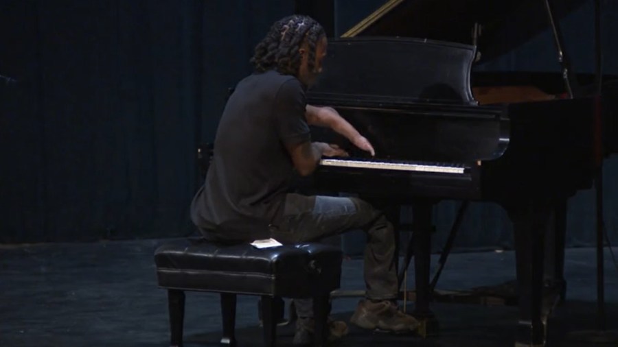 self-taught-composer-with-ectrodactyly-plays-at-ysu-presidential-conversation