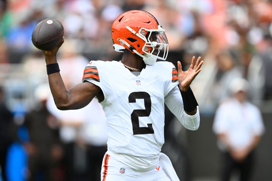 browns’-shedeur-sanders-gives-backpacks-to-500-students