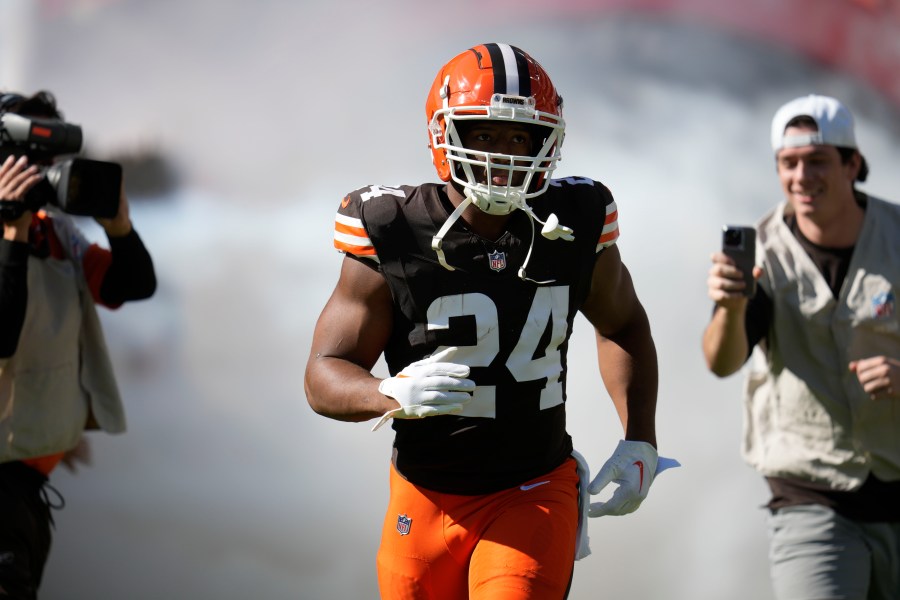 former-cleveland-star-running-back-to-retire-as-a-brown