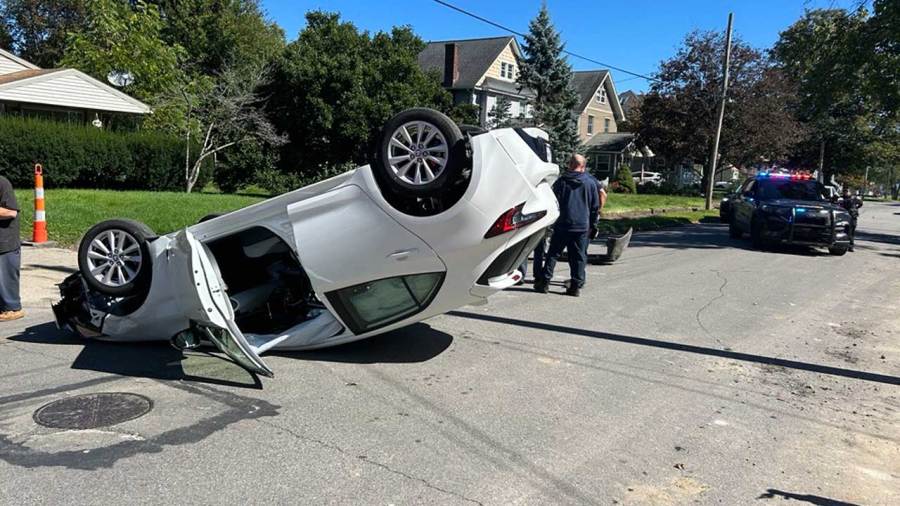 car-flips-over-on-youngstown’s-south-side