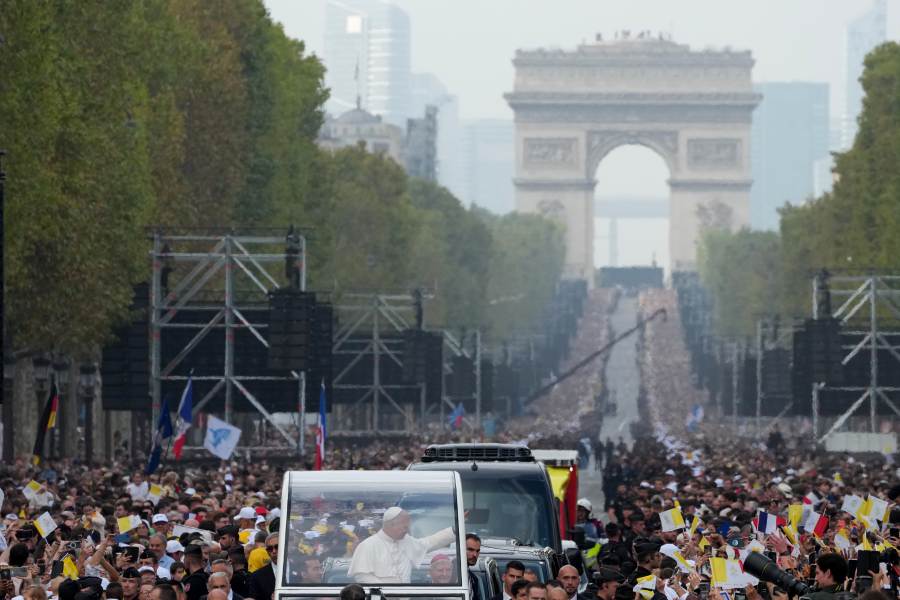 pope-leo-draws-800,000-people-to-central-paris-for-open-air-mass-on-iconic-square