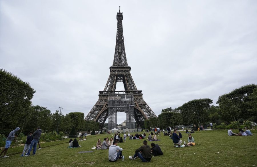 head-of-eiffel-tower-to-resign-after-controversial-order-to-female-staff