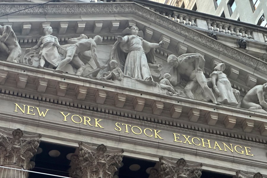 us-stocks-hold-relatively-steady-even-as-crude-oil-prices-bounce-around