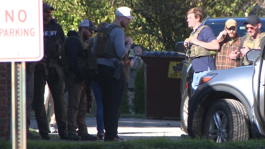 law-enforcement-surrounds-boardman-apartment-building