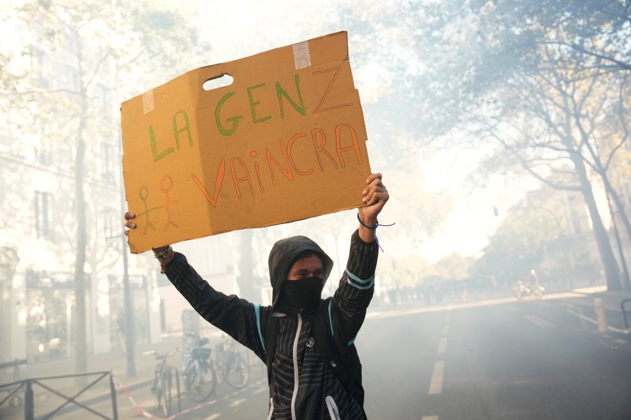 french-riot-police-fire-tear-gas-as-more-than-250,000-rally-nationwide-for-school-funding