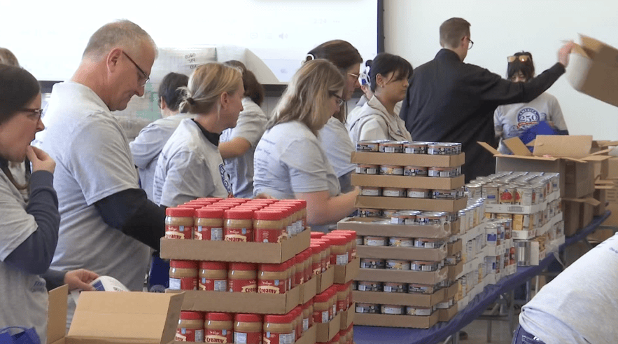 volunteers-pack-thousands-of-meals-for-ohio-food-banks