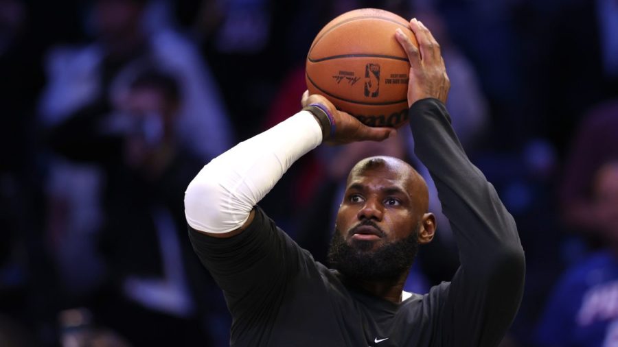 lebron-james-has-a-strong-first-half-in-76ers-preseason-debut