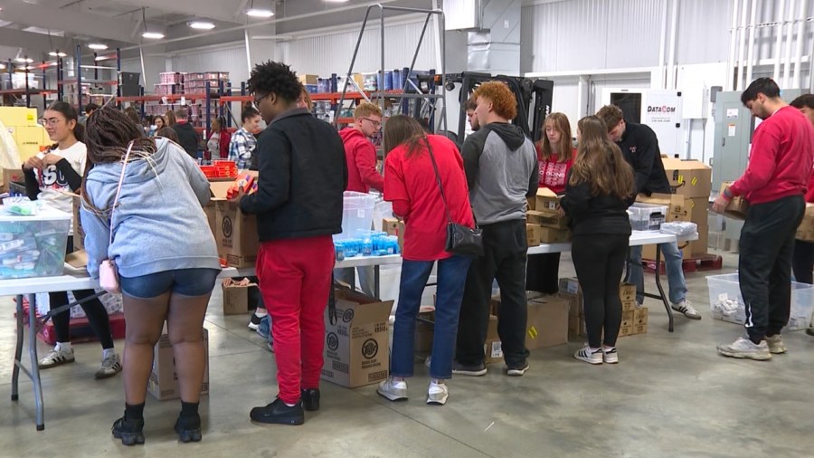ysu-students-help-united-way-pack-school-supplies