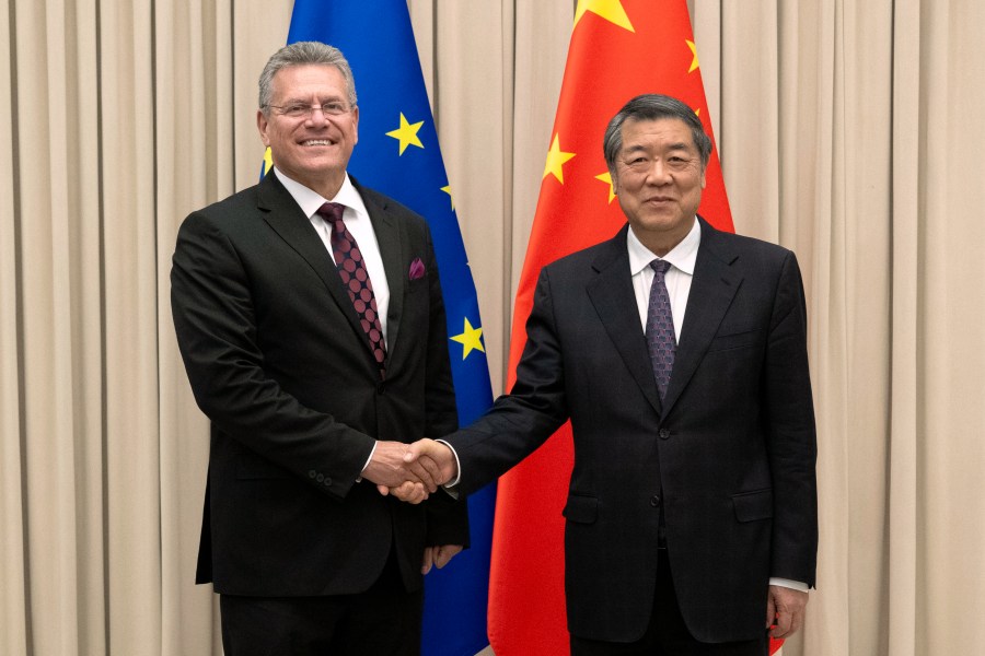 eu-and-china-strike-interim-trade-deal-that-could-cut-chinese-hybrid-exports,-eu-envoy-says