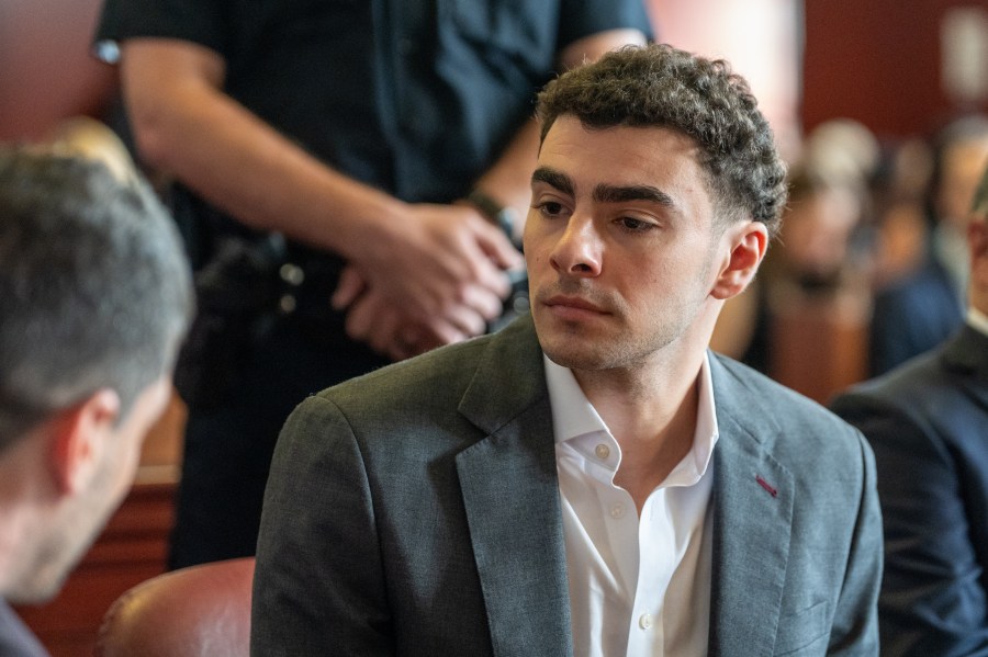 new-york-prosecutors-seek-to-sustain-their-case-against-luigi-mangione,-despite-his-federal-plea