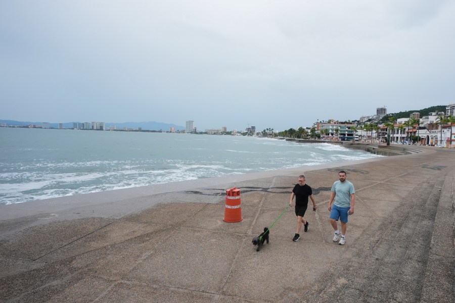 hurricane-simon-pounds-resorts-and-vulnerable-towns-along-mexico’s-pacific-coast