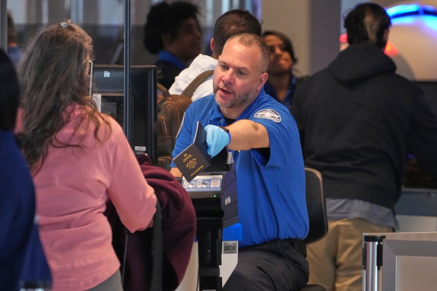 the-tsa-has-a-new-rule-for-officers.-you-might-notice-next-time-you’re-in-line