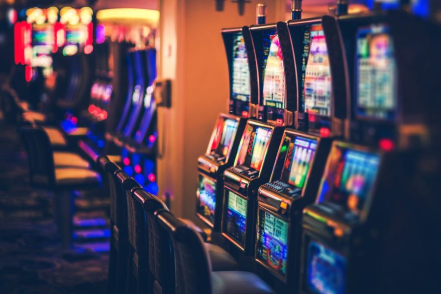 slot-machine-winner-robbed-at-gunpoint-after-leaving-casino