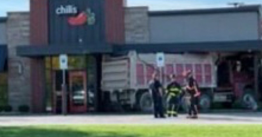dump-truck-crashes-into-ohio-chili’s-restaurant
