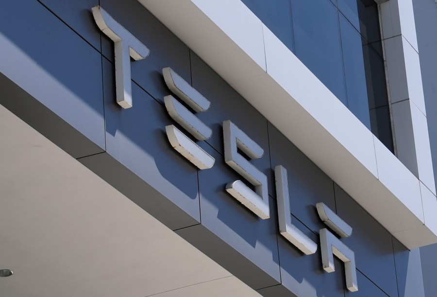 tesla’s-new-roadster-car-can-thrust-itself-in-the-air.-but-don’t-expect-to-drive-it-anytime-soon