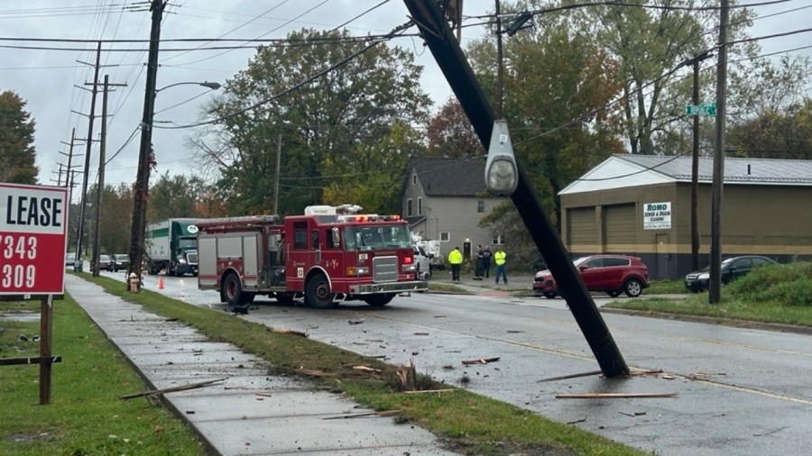 crash-splits-pole-in-youngstown