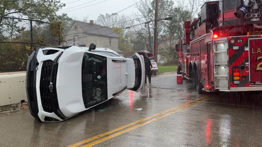 car-flips-onto-side-in-youngstown-crash