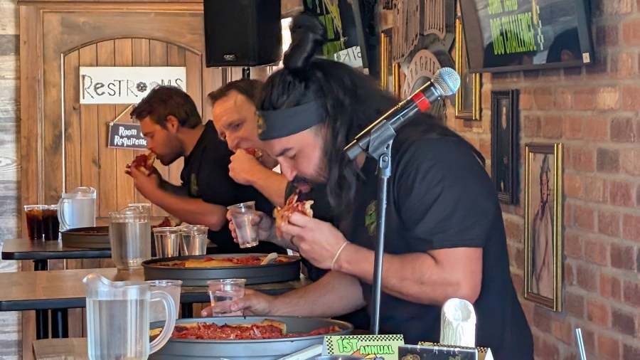 joey-chestnut-eats-8-pound-pizza-in-just-over-12-minutes