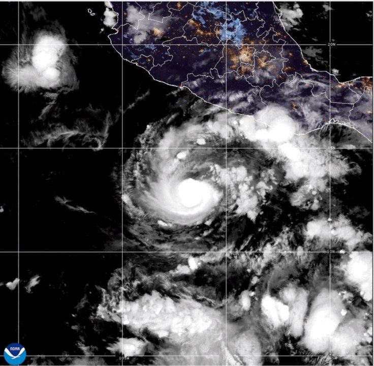 hurricane-trudy-lashes-mexico’s-pacific-coast-with-heavy-rain-and-strong-winds