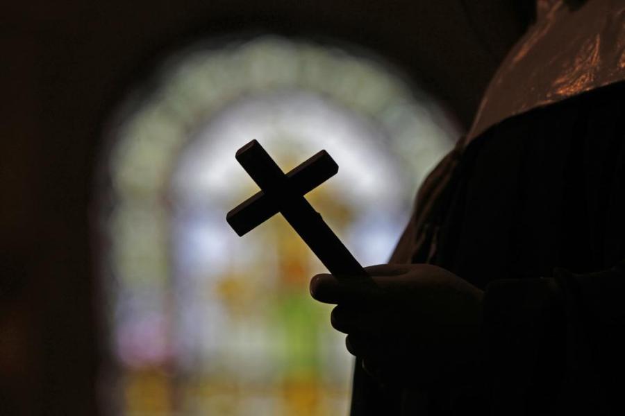 falling-cross-kills-catholic-priest-during-livestreamed-mass-in-ecuador