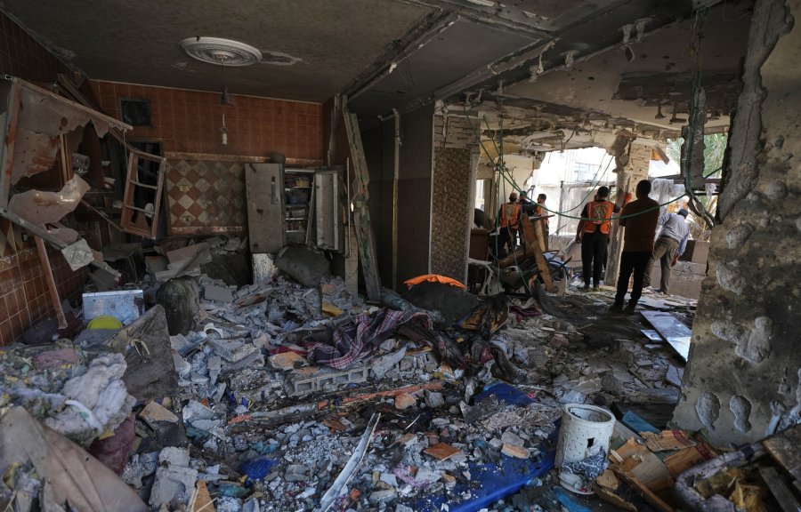 an-israeli-pre-dawn-strike-on-a-gaza-apartment-kills-2-people,-and-other-mideast-news