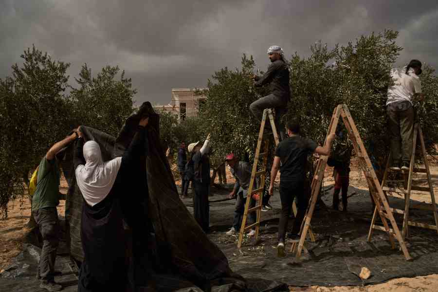 israel-prepares-to-close-west-bank-after-attack-kills-2-soldiers,-and-other-mideast-news