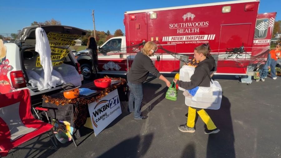 costumes-and-candy-rule-at-trunk-or-treat-event