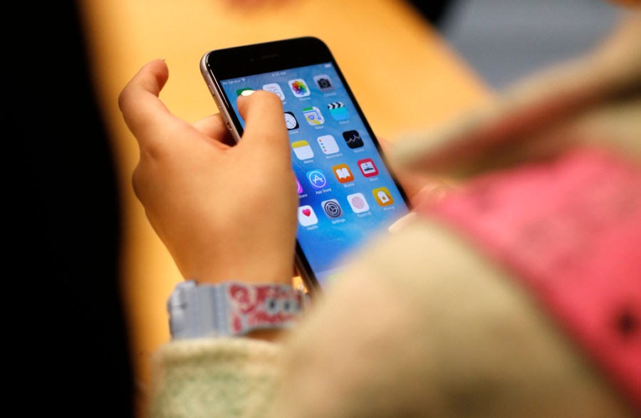 pennsylvania-governor-signs-bill-banning-cellphones-in-schools