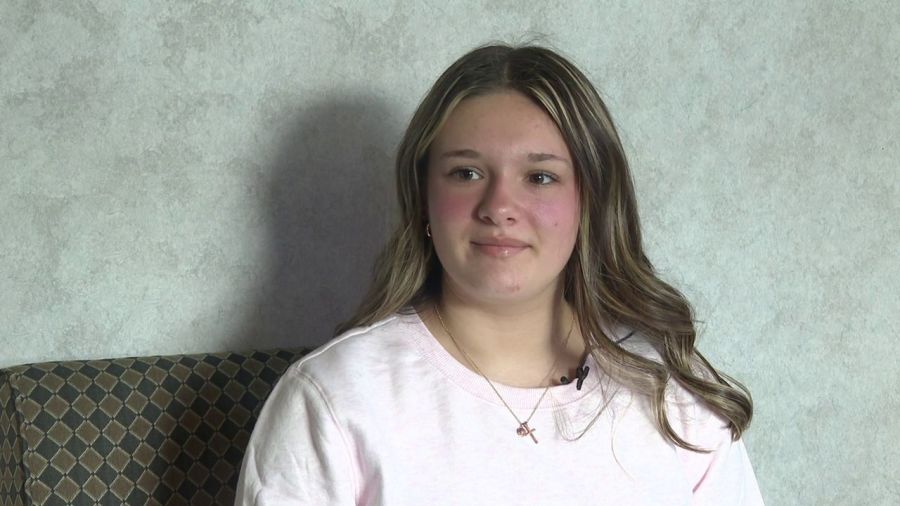 student-honors-late-mother-and-friend-with-pink-out-day