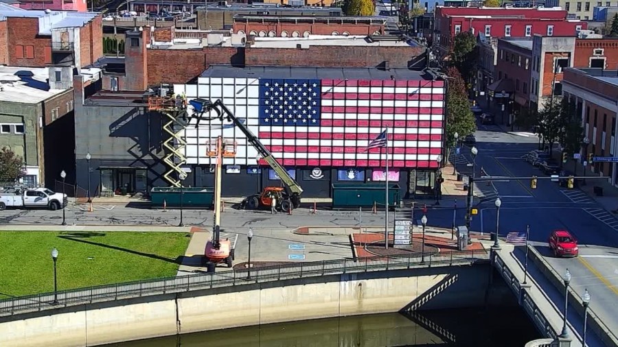 crews-removing-iconic-american-flag-facade-on-sharon’s-old-army-navy-building
