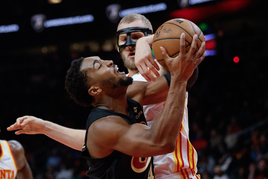 hawks-beat-cavs-114-111-to-snap-skid